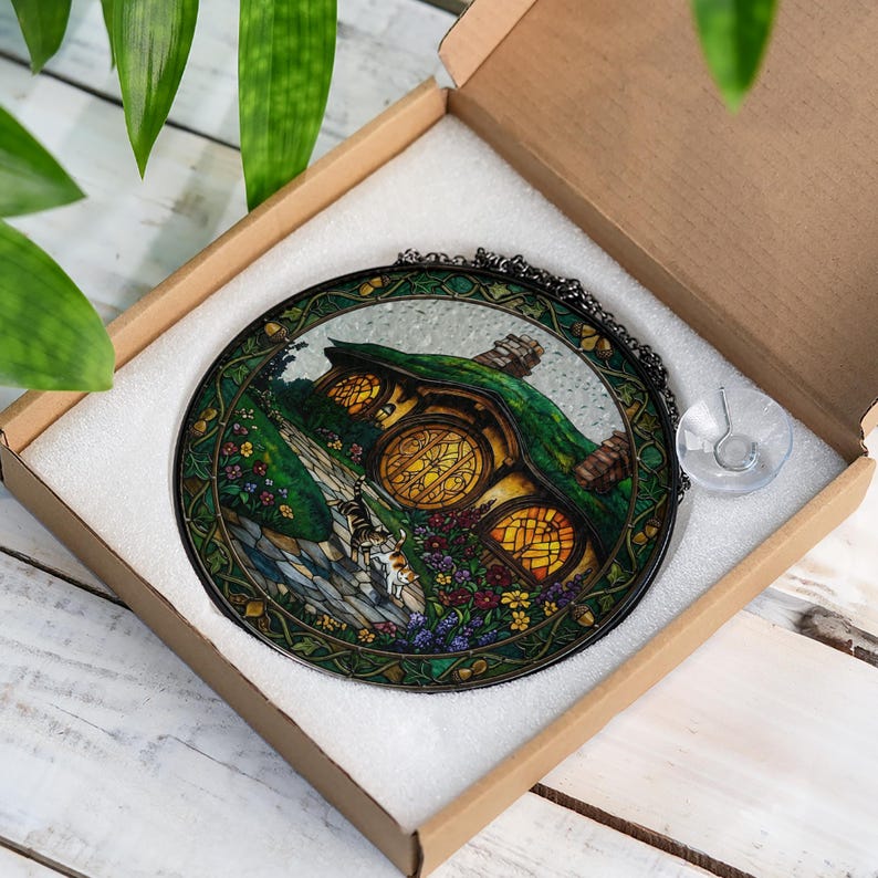 Fantasy Cottage Suncatcher, Hobbiton Fensterbehang, Zwei Katzen im Gartendekor, Buntglas-Stil, Einzigartiges Housewarming Geschenk, Herr der… Bild 8