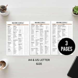 以下が含まれることがあります： 「New Home Essentials」と書かれた3つの白いチェックリスト。さまざまなカテゴリとチェックボックスがあります。右側には「3 PAGES」と書かれた黒い円があります。「A4 & US LETTER SIZE」というテキストが下にあります。