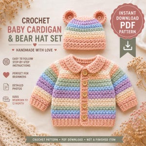 Può includere: Un set di cardigan e cappello a forma di orso per neonati all'uncinetto, nei colori pastello arcobaleno. Il cardigan ha una chiusura con bottoni e un colletto rotondo. Il cappello a forma di orso ha piccole orecchie arrotondate. Il testo dice "CROCHET BABY CARDIGAN & BEAR HAT SET" e "INSTANT DOWNLOAD PDF PATTERN."