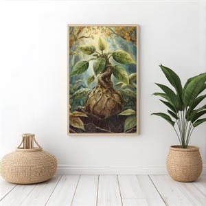 以下が含まれることがあります： 大きな緑の葉と球根状の質感のある基部を持つ、ファンタジー植物の額入りアートプリント。アートワークは、木々の間から太陽光が差し込む森の中に設定されています。フレームは明るい木の色です。