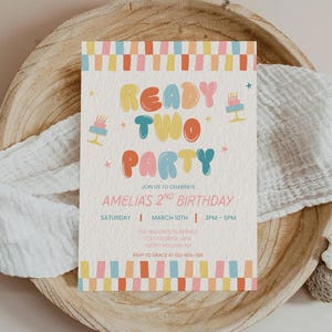 Peut inclure: Une invitation d'anniversaire colorée avec le texte "READY TWO PARTY" en lettres bulle. L'invitation comprend les détails du 2e anniversaire d'Amelia, avec un code couleur pastel et une bordure à carreaux.