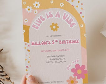 Invitación de cumpleaños "Five Is a Vibe", invitación para fiesta de quinto cumpleaños con estilo, plantilla editable de Canva con diseño retro de margaritas y arcoíris para niña, JD059