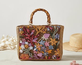Borsa in paglia con ricami floreali e paillettes, borsa da spiaggia con manici in bambù intrecciato.