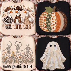 Puede incluir: Un collage de cuatro sudaderas. Arriba a la izquierda: sudadera crema con tres ocas con sombreros de vaquero y botas. Arriba a la derecha: sudadera negra con una calabaza de patchwork. Abajo a la izquierda: sudadera crema con tres esqueletos y flores con el texto FROM DEATH TO LIFE. Abajo a la derecha: sudadera negra con un fantasma blanco.