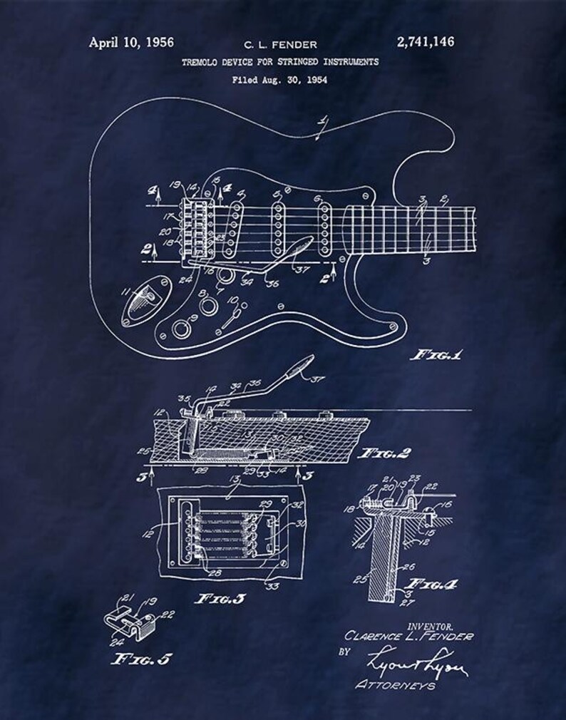 Puede incluir: Un plano antiguo de un dispositivo de tr&eacute;molo de guitarra para instrumentos de cuerda, con fecha del 10 de abril de 1956, por C.L. Fender. La ilustraci&oacute;n detallada muestra los componentes de la guitarra, incluido el brazo de tr&eacute;molo y el puente, sobre un fondo azul oscuro.