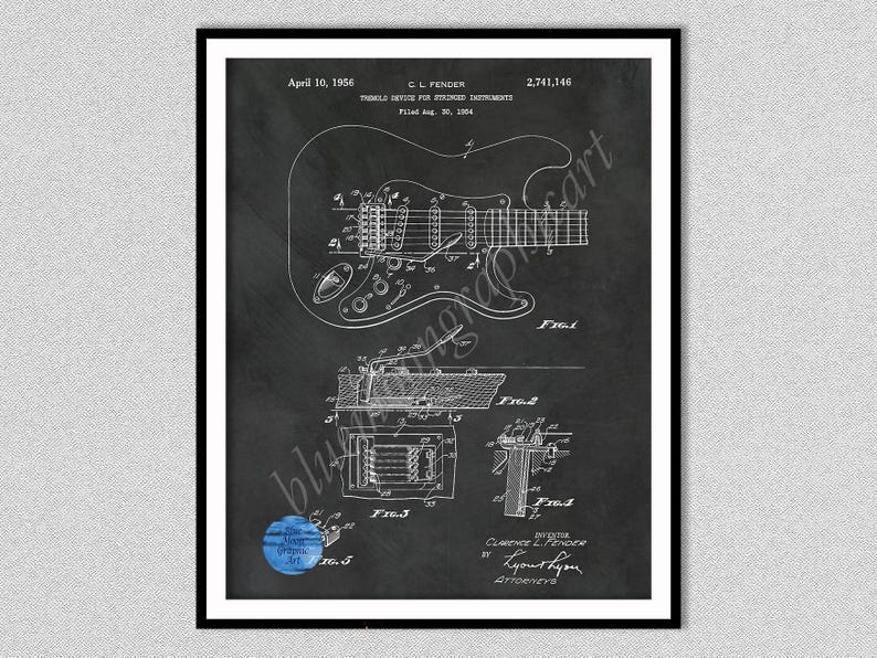 Puede incluir: Impresi&oacute;n enmarcada en negro de una ilustraci&oacute;n de patente de guitarra Fender. El diagrama muestra el dispositivo de tr&eacute;molo para instrumentos el&eacute;ctricos, con dibujos y texto detallados. La impresi&oacute;n incluye la fecha 10 de abril de 1956 y el nombre del inventor.