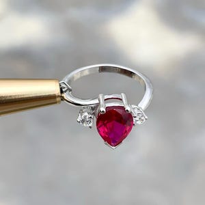 Elegante anillo solitario de rubí rojo con talla pera - Joyería llamativa bañada en plata 925.