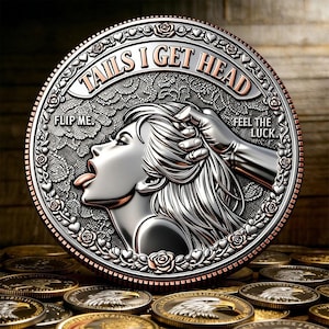 Può includere: Una moneta argentata e ramata con le scritte "TAILS I GET HEAD", "FLIP ME" e "FEEL THE LUCK". La moneta raffigura il profilo di una donna con la lingua di fuori e una mano che le tocca i capelli. La moneta è decorata con motivi floreali e a cuore.