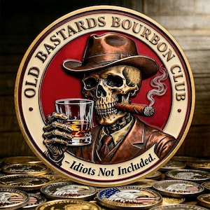 Puede incluir: Medallón redondo con borde dorado, que presenta un esqueleto con traje y sombrero marrón, fumando un cigarro y sosteniendo un vaso de whisky. También están presentes los textos "OLD BASTARDS BOURBON CLUB" y "-Idiots Not Included.".
