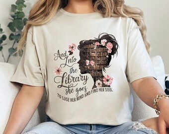 Y en la biblioteca va a perder la cabeza y encontrar su alma. Camiseta de libros, leer libros prohibidos, regalo para bibliotecarios y profesores. 482894