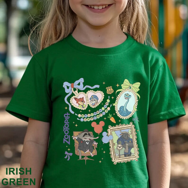 Puede incluir: Camiseta verde irland&eacute;s con personajes de dibujos animados de Zootopia. El dise&ntilde;o incluye im&aacute;genes enmarcadas de personajes, un globo de Mickey Mouse y la palabra "Zootopia".