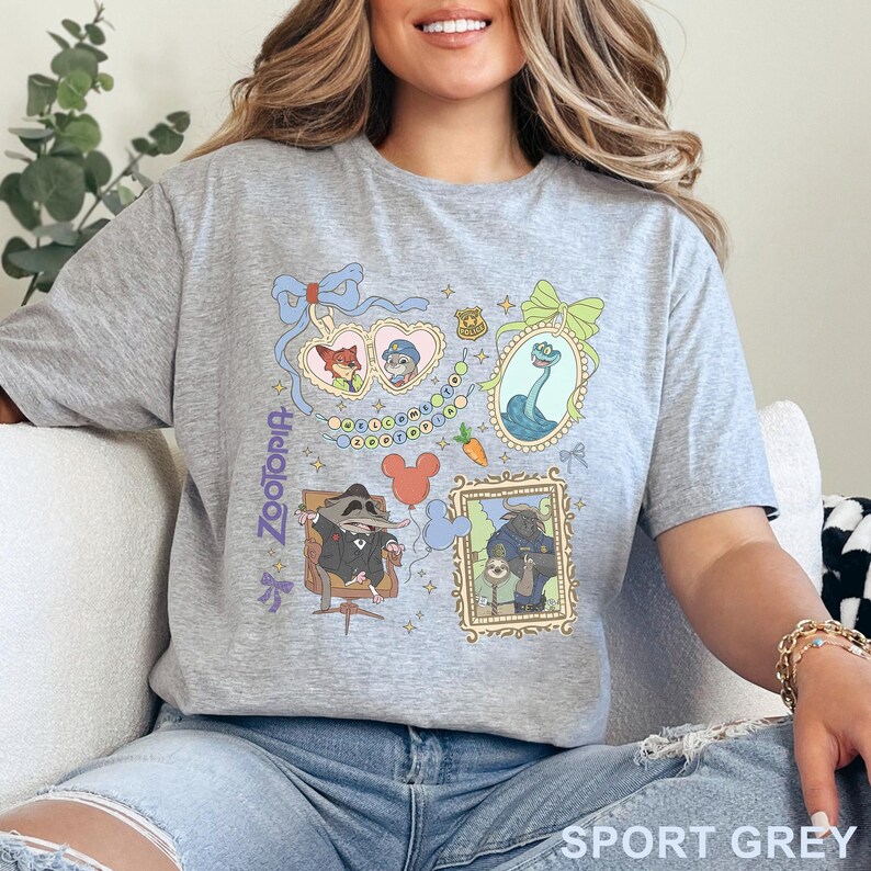 Puede incluir: Camiseta gris deportivo con ilustraciones enmarcadas y coloridas de personajes de Zootopia. La camiseta incluye la palabra "Zootopia" en una fuente decorativa. En la esquina inferior derecha se lee "SPORT GREY".