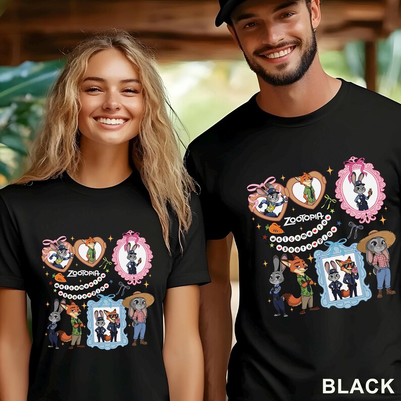 Puede incluir: Una camiseta negra con un estampado gr&aacute;fico de los personajes de Zootopia, incluyendo a Judy Hopps y Nick Wilde. El dise&ntilde;o incluye varios retratos enmarcados, peque&ntilde;as estrellas y el texto Zootopia Welcome to Zootopia en una fuente colorida.
