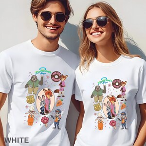 K&ouml;nnte beinhalten: Zwei wei&szlig;e T-Shirts mit Rundhalsausschnitt und einem Zootopia 2 Grafikdruck. Das Design zeigt Charaktere wie Judy Hopps, Nick Wilde und Flash sowie Symbole wie einen Donut, eine Karotte, ein Abzeichen und ein pfotenf&ouml;rmiges Eis am Stiel.