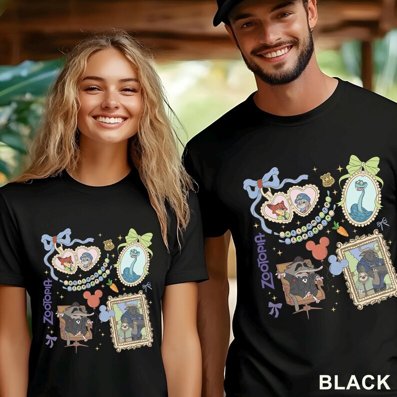 Puede incluir: Camisetas negras con dise&ntilde;os coloridos de personajes de Zootopia. Las camisetas muestran ilustraciones enmarcadas de personajes, una serpiente azul y la palabra "Zootopia" en fuente vertical. La palabra "BLACK" est&aacute; impresa en la parte inferior.