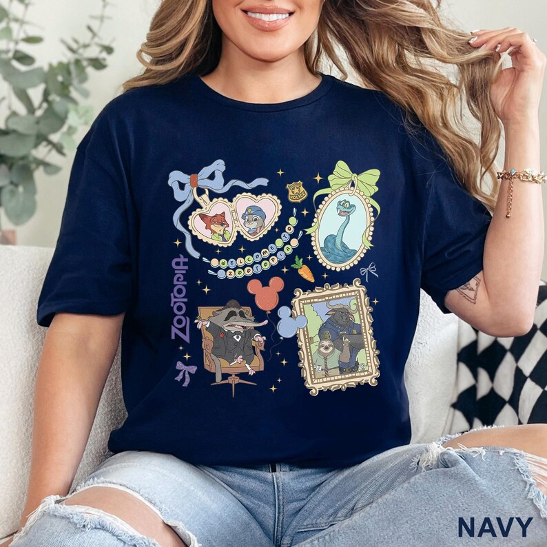 Puede incluir: Camiseta azul marino con ilustraciones coloridas de la pel&iacute;cula Zootopia. El dise&ntilde;o incluye retratos de personajes enmarcados, una silueta de Mickey Mouse y la palabra "Zootopia". La camiseta es de estilo casual y c&oacute;modo.