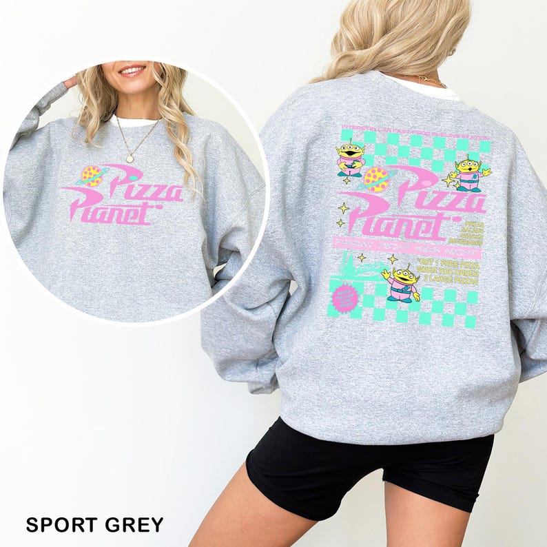 Pu&ograve; includere: Una felpa girocollo grigio sport con il logo rosa Pizza Planet sul davanti. Il retro presenta una grande grafica con un motivo a scacchiera color ottanio, tre alieni verdi, un pianeta giallo e la scritta Pizza Planet in lettere rosa.