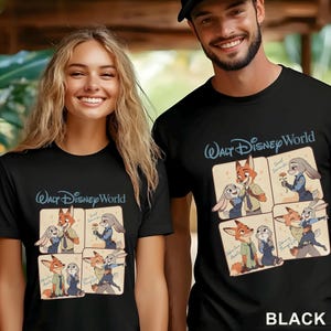 K&ouml;nnte beinhalten: Schwarze T-Shirts mit einer Cartoon-Grafik von Nick Wilde und Judy Hopps aus Zootopia, mit dem Text "Walt Disney World". Die Grafik enth&auml;lt vier Panels mit verschiedenen Szenen der Charaktere. Das Wort "BLACK" steht unten.