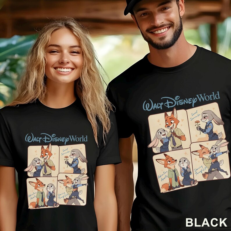 K&ouml;nnte beinhalten: Schwarze T-Shirts mit einer Cartoon-Grafik von Nick Wilde und Judy Hopps aus Zootopia, mit dem Text "Walt Disney World". Die Grafik enth&auml;lt vier Panels mit verschiedenen Szenen der Charaktere. Das Wort "BLACK" steht unten.