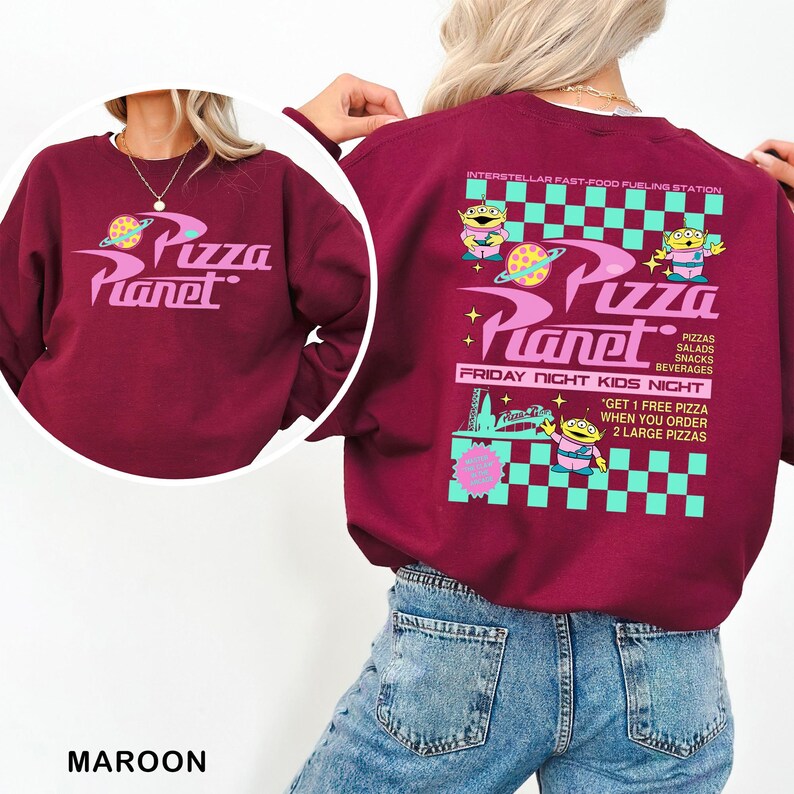 Pu&ograve; includere: Una felpa girocollo bordeaux con il logo Pizza Planet sul davanti e una grafica dettagliata sul retro. Il design posteriore include un motivo a scacchi turchese e bianco, personaggi alieni verdi, un pianeta e del testo informativo.