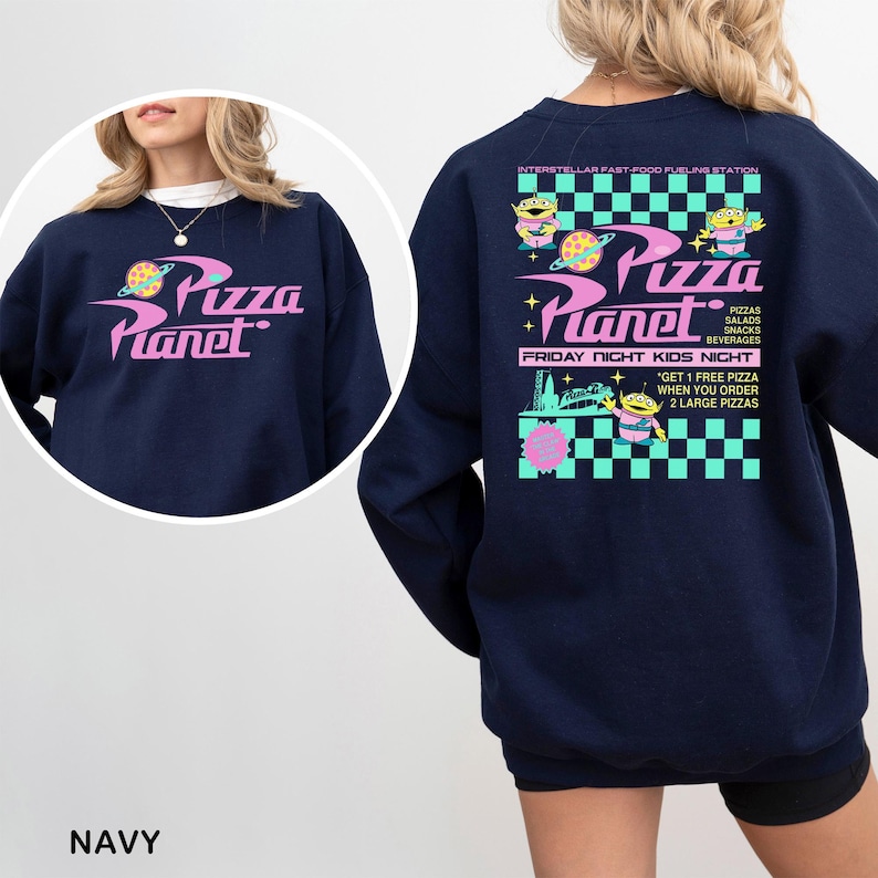 Pu&ograve; includere: Una felpa girocollo blu navy con il logo Pizza Planet sul davanti. Il retro presenta una grande grafica con un motivo a scacchi color ottanio e nero, alieni a tre occhi e il testo Pizza Planet, Friday Night Kids Night.