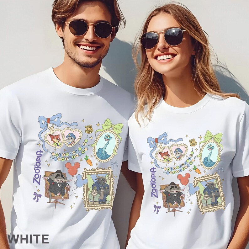 Puede incluir: Camisetas blancas con un dise&ntilde;o colorido de Zootopia. El dise&ntilde;o incluye retratos de personajes enmarcados, lazos y la palabra "Zootopia". Las camisetas son usadas por dos personas.