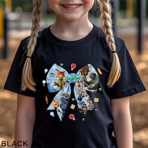 Op de afbeelding: Zwart T-shirt met een groot strikdesign met personages uit de film Zootopia. De strik is lichtblauw met afbeeldingen van de personages. Het woord "Zootopia" staat in het midden van de strik. Het woord "BLACK" staat onderaan.