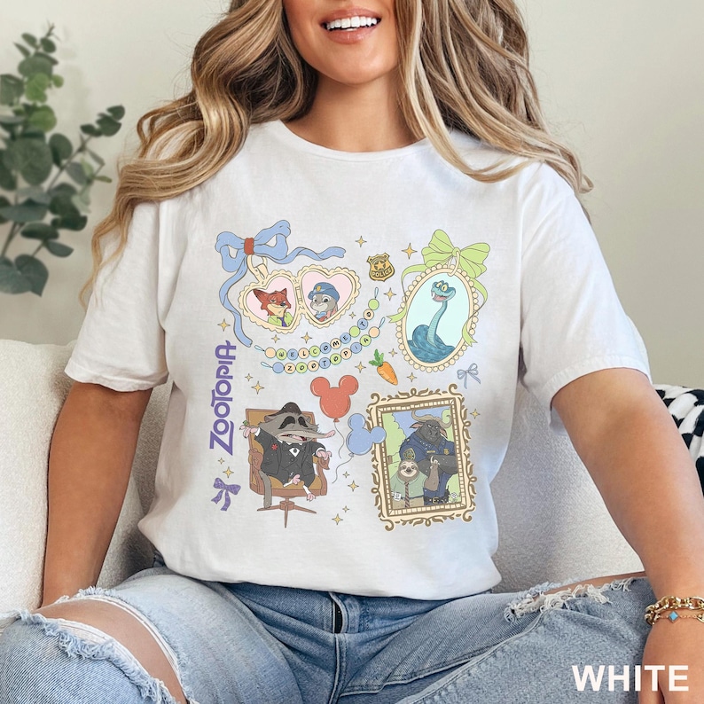Puede incluir: Camiseta blanca con ilustraciones coloridas de personajes de la pel&iacute;cula "Zootr&oacute;polis". El dise&ntilde;o incluye retratos enmarcados de los personajes, el t&iacute;tulo de la pel&iacute;cula y elementos decorativos. La palabra "WHITE" est&aacute; impresa abajo a la derecha.