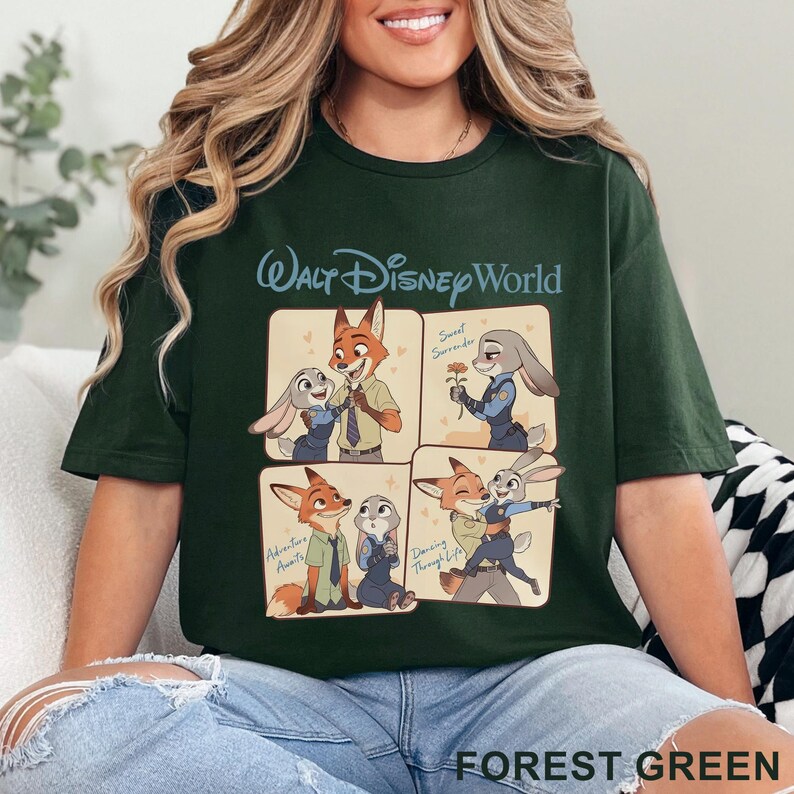 K&ouml;nnte beinhalten: Forstgr&uuml;nes T-Shirt mit einem Walt Disney World-Design. Die Grafik zeigt einen Fuchs und ein Kaninchen in vier Feldern in verschiedenen Posen. Der Text "Walt Disney World" steht &uuml;ber den Feldern. Der Text "Forest Green" steht unten.