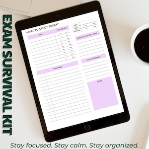 Peut inclure: Une tablette noire affichant un planificateur d'étude avec des sections pour les tâches, le temps et les notes. Le texte "EXAM SURVIVAL KIT" est sur le côté gauche. Une tasse de café et un stylet sont également visibles. Le texte "Stay focused. Stay calm. Stay organized." est en bas.