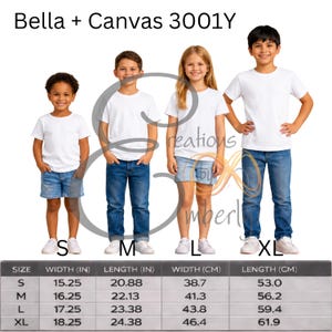Pode incluir: Quatro camisetas brancas de gola redonda Bella + Canvas 3001Y nos tamanhos S, M, L e XL. Uma tabela de tamanhos mostra larguras e comprimentos em polegadas e centímetros, variando de 38,7 a 46,4 cm de largura e 53,0 a 61,9 cm de comprimento.