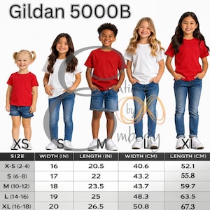 Peut inclure: Un tableau des tailles de t-shirts Gildan 5000B montrant cinq enfants portant des t-shirts rouges ou blancs à manches courtes avec des pantalons ou shorts en jean bleu. Un tableau indique les tailles XS à XL avec largeur et longueur en cm.