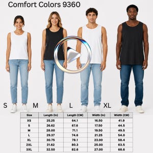 以下が含まれることがあります： 白と黒のComfort Colors 9360タンクトップを着用した4人の人物とブルージーンズ。XSから3XLまでの長さと幅をセンチメートルで記載したサイズ表が含まれています。画像の中央には再生ボタンのアイコンが配置されています。