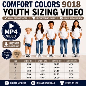 Pode incluir: Uma tabela de tamanhos digital para camisetas juvenis Comfort Colors 9018, com cinco crianças vestindo camisetas brancas e jeans azuis rotuladas de XS a XL. Uma tabela mostra as medidas de largura e comprimento em polegadas e centímetros.