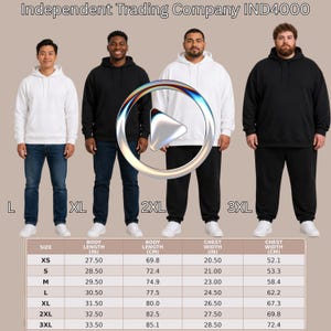 Puede incluir: Cuatro personas modelando sudaderas con capucha y pantalones deportivos en blanco y negro. La imagen incluye una tabla de tallas con medidas en pulgadas y centímetros. La marca "Independent Trading Company IND4000" está en la parte superior.