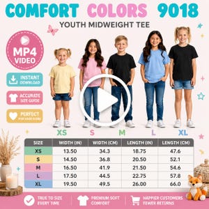Könnte beinhalten: Eine Größentabelle für das Comfort Colors 9018 mittelschwere Jugend-T-Shirt mit fünf Kindern in verschiedenen T-Shirt-Farben in den Größen XS bis XL sowie einer Tabelle mit Breiten- und Längenangaben in Zoll und Zentimetern.