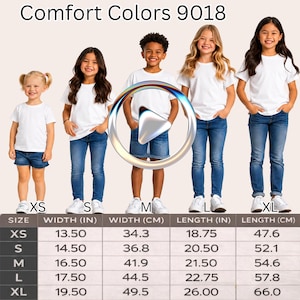 Op de afbeelding: Kinderen in witte t-shirts en blauwe jeans. De afbeelding bevat een maattabel met afmetingen in inches en centimeters, en de tekst "Comfort Colors 9018".