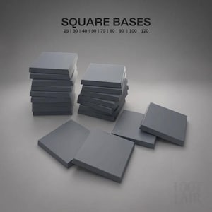 Pode incluir: Uma coleção de bases quadradas cinzentas dispostas em duas pilhas e várias peças individuais. O texto SQUARE BASES 25 | 30 | 40 | 50 | 75 | 80 | 90 | 100 | 120 está impresso no topo. Os objetos têm um acabamento mate liso e uniforme.