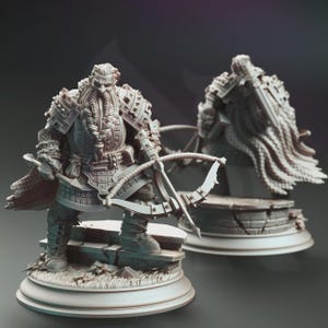 Könnte beinhalten: Eine hellgraue Miniaturfigur eines bärtigen Kriegers in aufwendiger Plattenrüstung mit fellbesetztem Umhang. Die Figur hält eine Armbrust und steht auf einem runden Sockel mit steinartiger Textur. Eine zweite Ansicht zeigt die Rückseite.