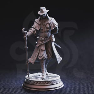 Könnte beinhalten: Detaillierte, graue Figur einer Figur mit Hut und langem Mantel, die einen Stock hält. Die Figur steht auf einem kreisförmigen Sockel mit komplizierten Designs. Die Figur hat ein Schwert an der Seite und trägt eine Weste und eine Hose.