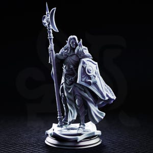 Könnte beinhalten: Eine hellviolette Miniaturfigur aus Harz, die einen Krieger auf einem runden Sockel darstellt. Die Figur trägt eine geschichtete Plattenrüstung und einen langen, fließenden Umhang und hält eine Stangenwaffe mit Mondsichelklinge sowie einen Schild.