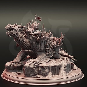 Könnte beinhalten: Detaillierte Skulptur eines Drachen-Schildkröten-Hybriden, der eine Festung auf seinem Rücken trägt. Die Kreatur ist grau mit komplizierten Schuppen und scharfen Krallen. Die Festung hat Türme, Ketten und Flaggen. Die Skulptur ruht auf einem felsigen Sockel mit einem Wasserfall.
