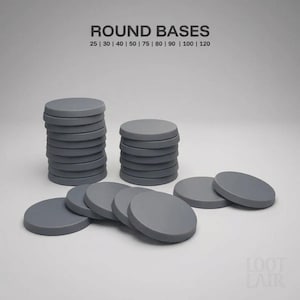 Pode incluir: Uma coleção de bases circulares de plástico cinza para miniaturas, dispostas em duas pilhas verticais e várias peças espalhadas. O texto ROUND BASES 25 | 30 | 40 | 50 | 75 | 80 | 90 | 100 | 120 está impresso no topo e LOOT LAIR na base.