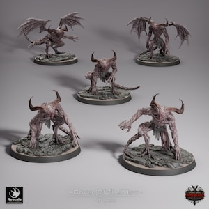 Può includere: Cinque miniature di demoni con corna, ali e pelle ruvida, ognuna in posizione accovacciata su una base circolare rocciosa. Il testo Coven Of The Maw 40 mm è stampato in basso, insieme ai loghi di Rescale Miniatures e Immortalis.