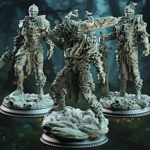 Könnte beinhalten: Drei detaillierte Fantasy-Figuren von gepanzerten Kriegern. Die Figuren sind hellgrau, mit komplizierten Designs und Texturen. Jeder Krieger posiert auf einem felsigen Sockel, wobei eine Figur in der Mitte ein organischeres, baumartiges Aussehen hat.
