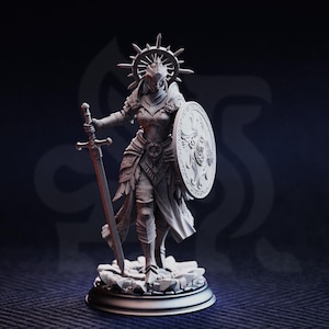Könnte beinhalten: Detaillierte Figur eines Kriegers in voller Rüstung, der ein Schwert und einen Schild hält. Der Krieger hat einen Heiligenschein und steht auf einem felsigen Sockel. Die Figur ist grau und hat komplizierte Details.