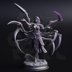 Peut inclure: Une figurine fantastique aux tons violets représentant un personnage humanoïde doté de multiples membres semblables à ceux d'une araignée. Le personnage porte une armure ornée avec un motif de crâne à la taille sur un socle rocheux.