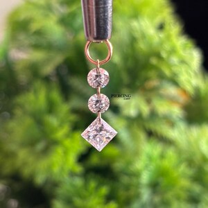 Diamanten hanger, Trinity Cluster-oorbel met hangende diamant, draadloze platte piercing op de achterkant, delicate kraakbeensieraden