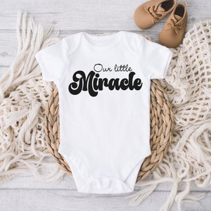 Regalo de bebé svg, nuestro pequeño milagro svg, bebé milagro retro, bebé milagro svg