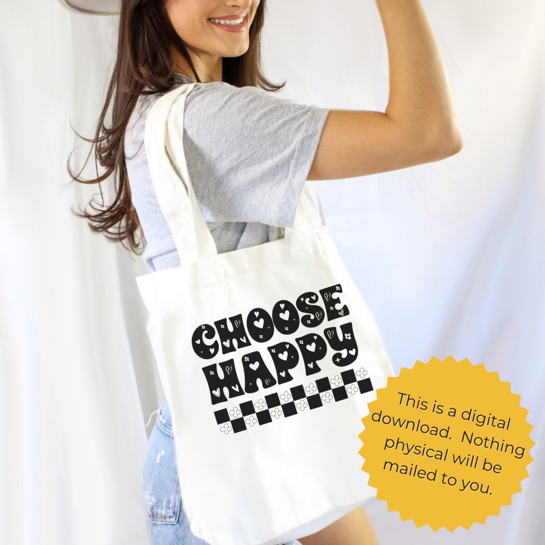 K&ouml;nnte beinhalten: Wei&szlig;e Einkaufstasche mit schwarzem Text, der "CHOOSE HAPPY" in einer Retro-Schriftart lautet. Der Text ist von kleinen Herzen und einem karierten Muster umgeben.